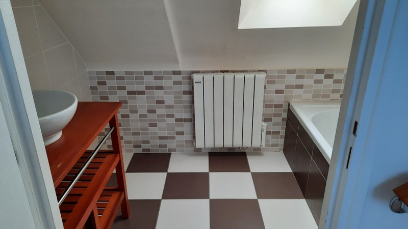 08-salle-de-bain-avec-baignoire-l-tage-34015